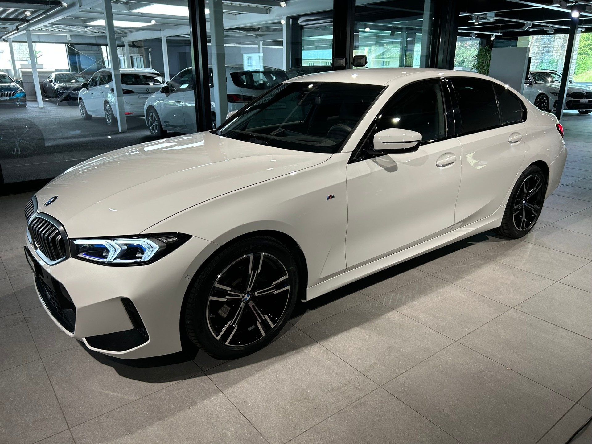 BMW 320d xDrive 48V Steptronic M Sport-image-0