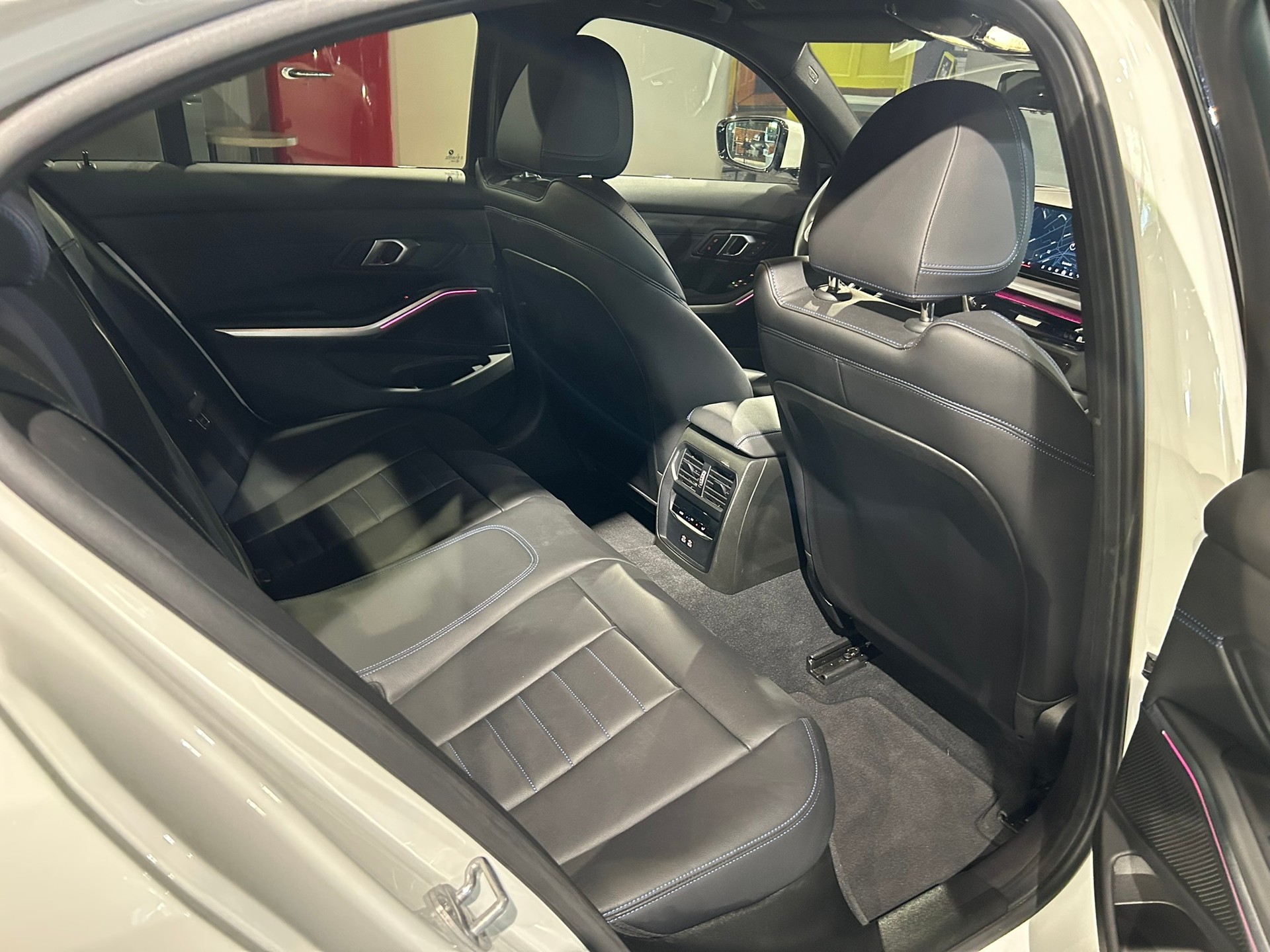 BMW 320d xDrive 48V Steptronic M Sport-image-29