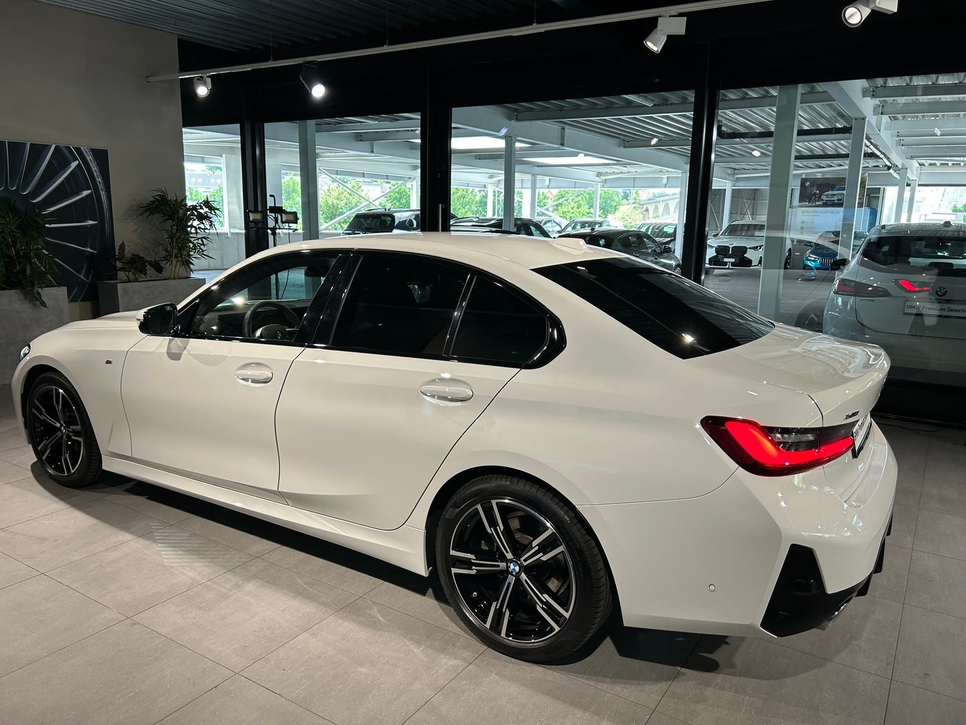 BMW 320d xDrive 48V Steptronic M Sport-image-8