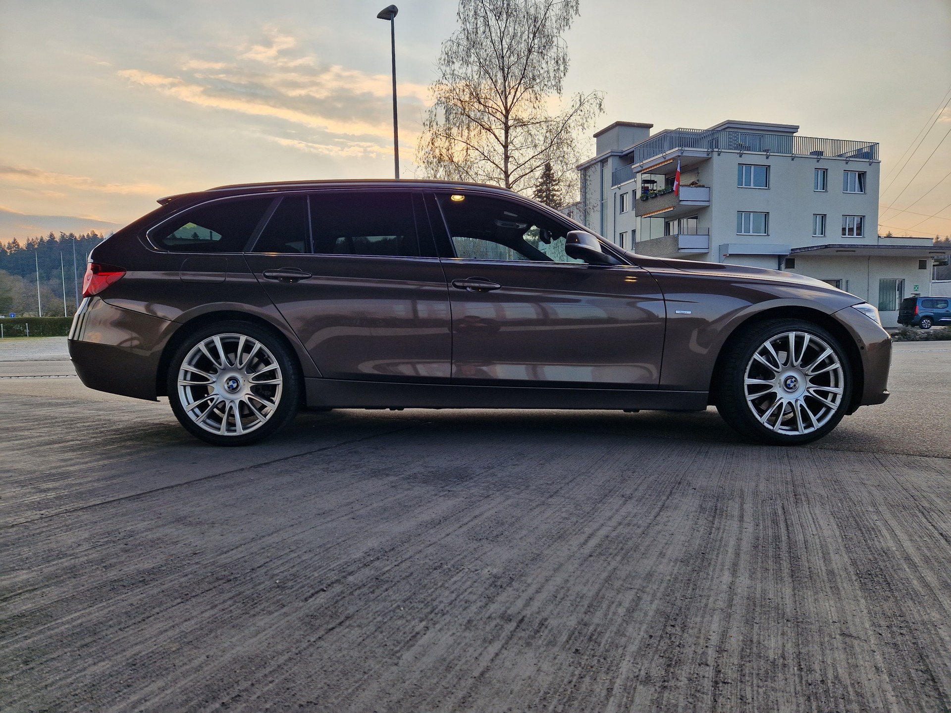 BMW 330d xDrive-image-10