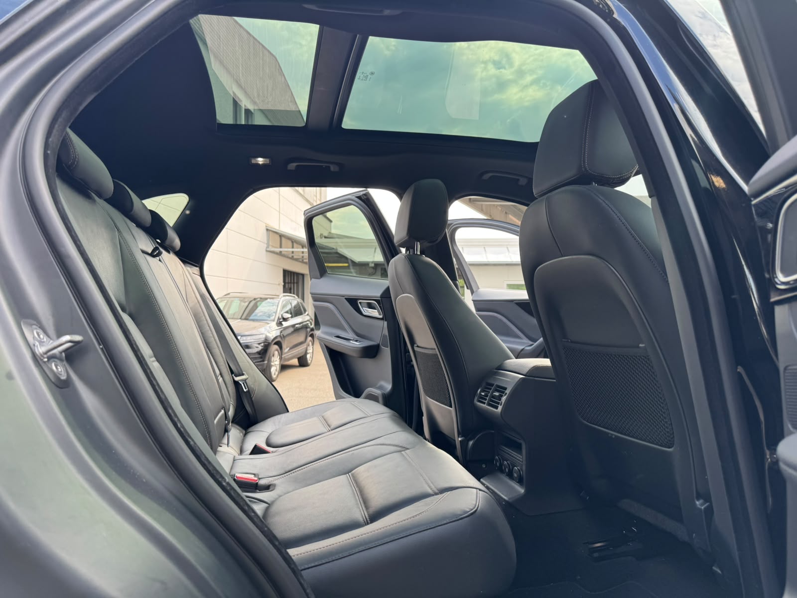 JAGUAR F-Pace 2.0d Pure AWD Automatik-image-15