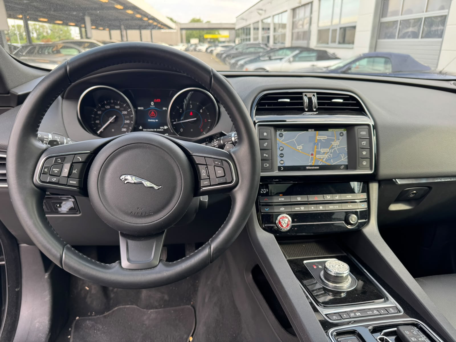 JAGUAR F-Pace 2.0d Pure AWD Automatik-image-10