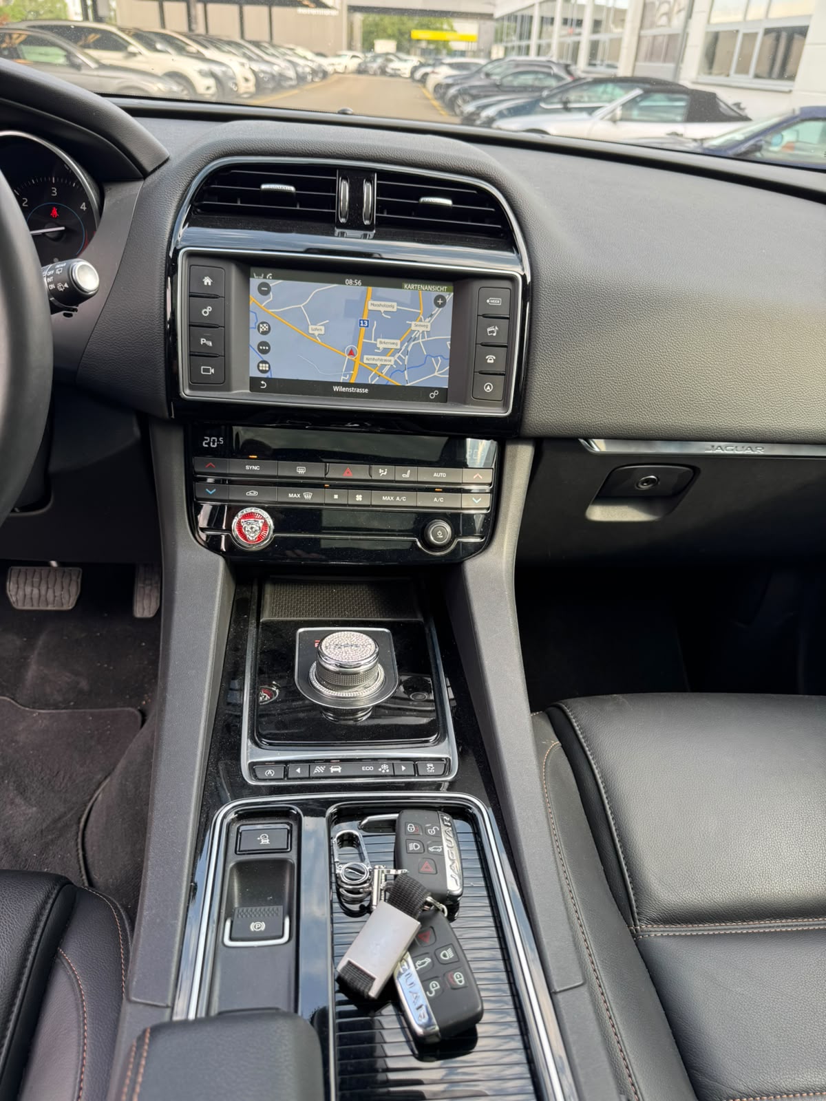 JAGUAR F-Pace 2.0d Pure AWD Automatik-image-12