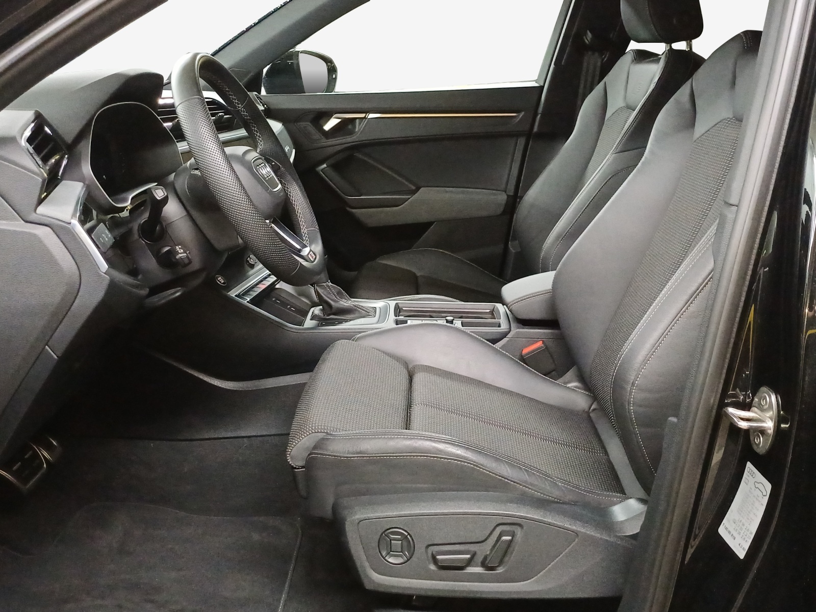 AUDI Q3 Sportback 40 TFSI S line quattro S-tronic-image-7