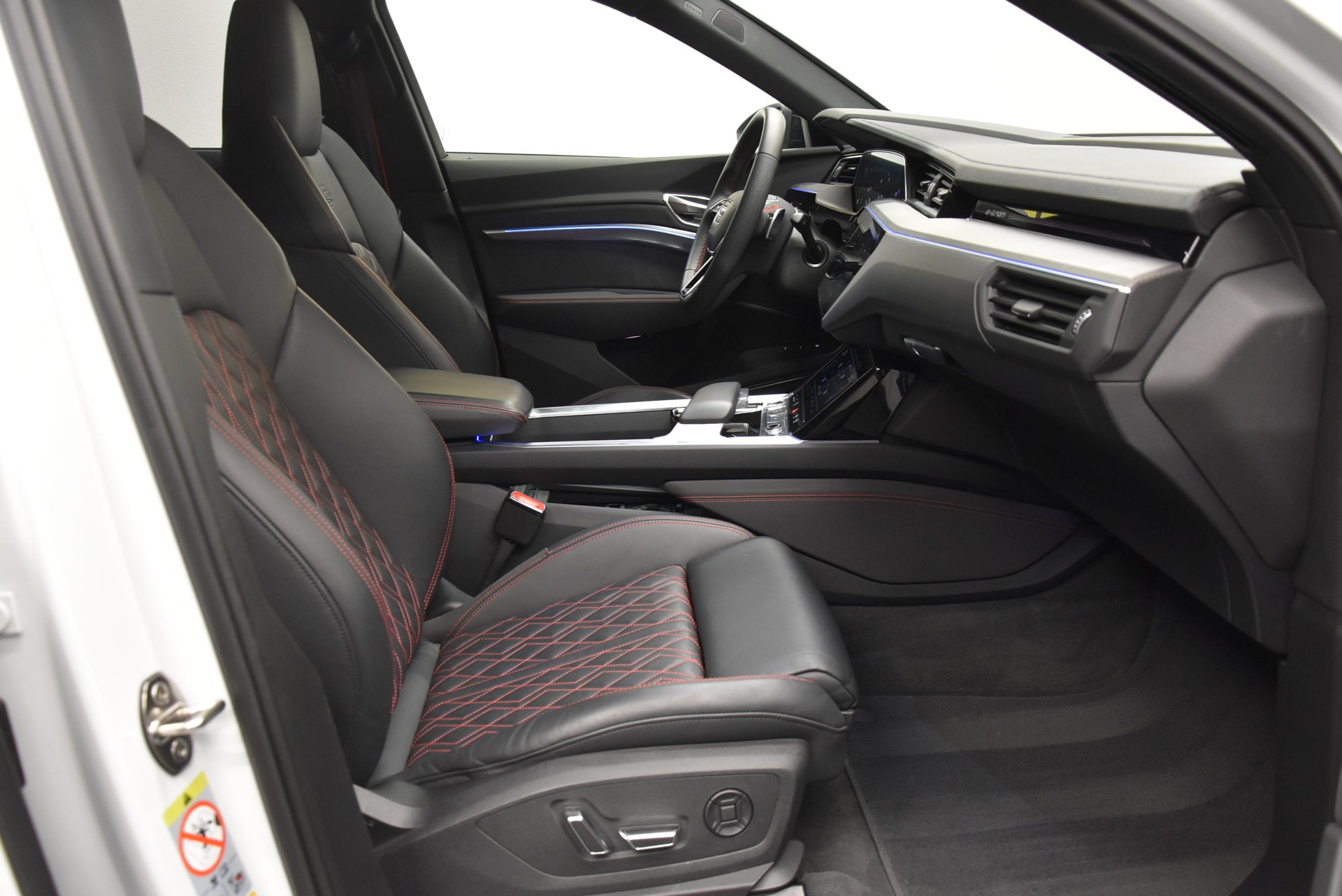 AUDI Q8 Sportback 55 e-tron Black Edition quattro-image-2