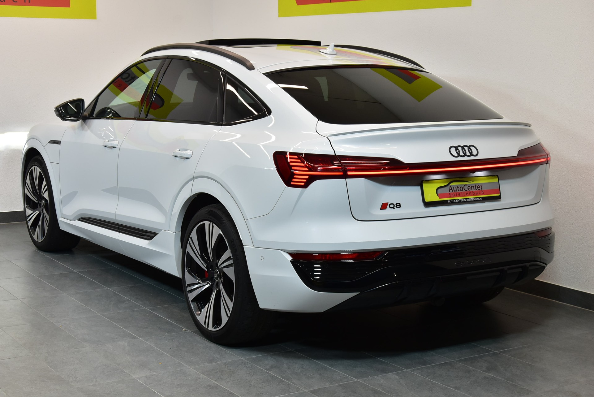 AUDI Q8 Sportback 55 e-tron Black Edition quattro-image-11