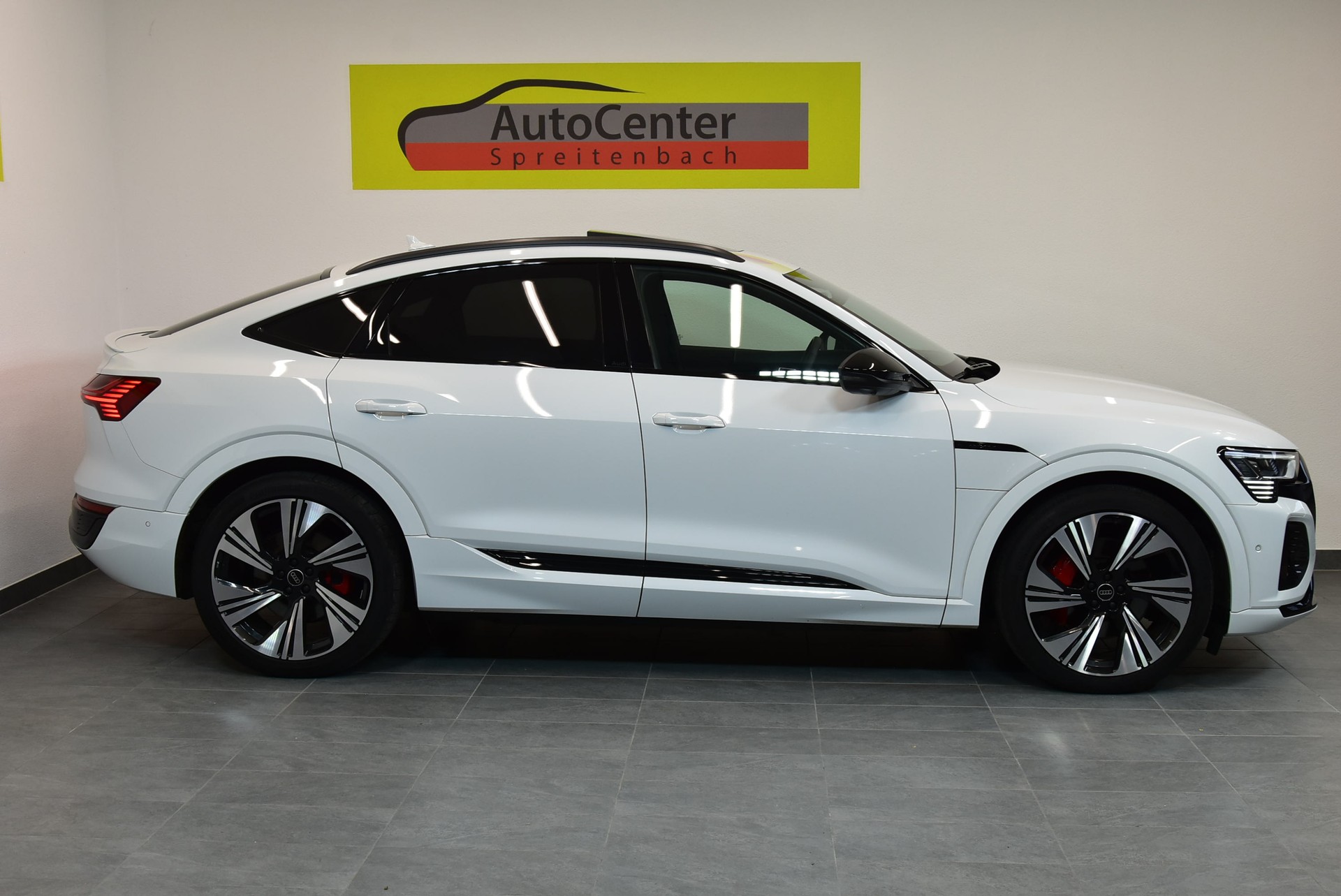AUDI Q8 Sportback 55 e-tron Black Edition quattro-image-12