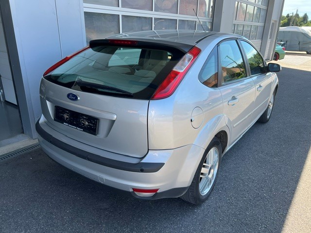 FORD Focus 2.0i Ghia-image-4