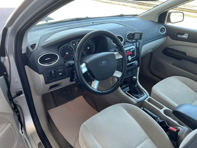 FORD Focus 2.0i Ghia-image-7