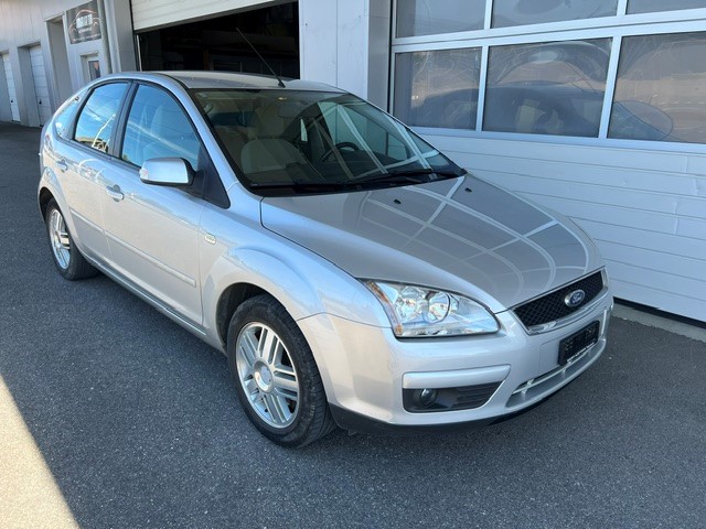 FORD Focus 2.0i Ghia-image-2