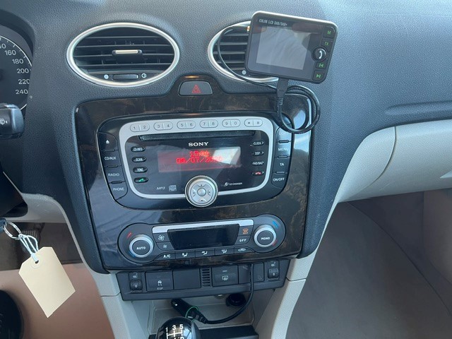 FORD Focus 2.0i Ghia-image-9