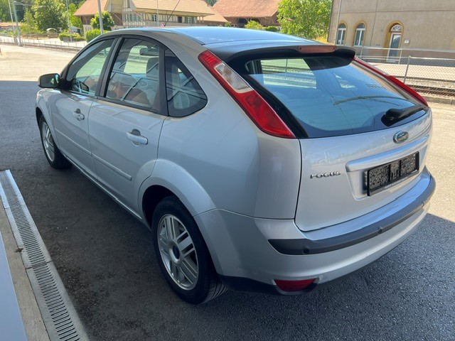 FORD Focus 2.0i Ghia-image-6