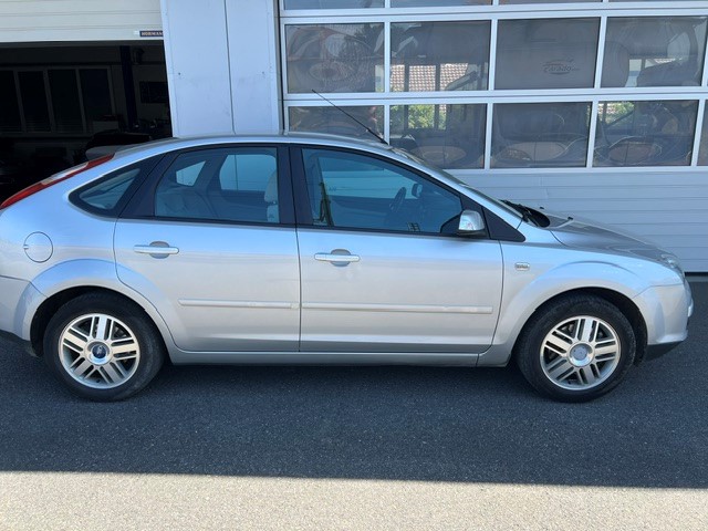 FORD Focus 2.0i Ghia-image-3
