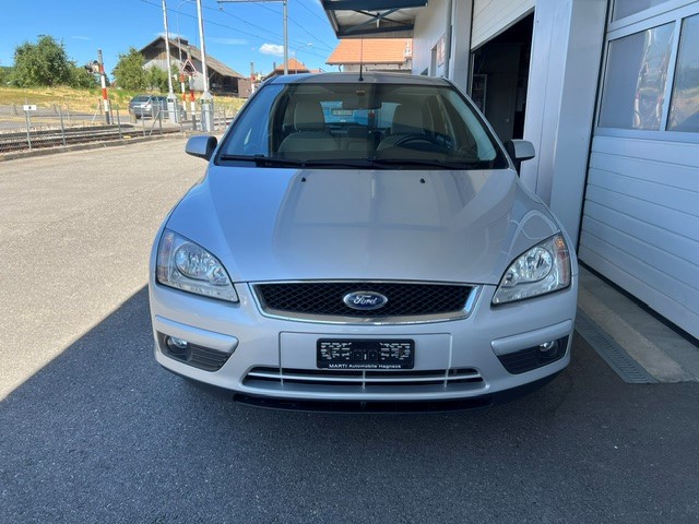 FORD Focus 2.0i Ghia-image-1