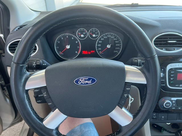 FORD Focus 2.0i Ghia-image-8