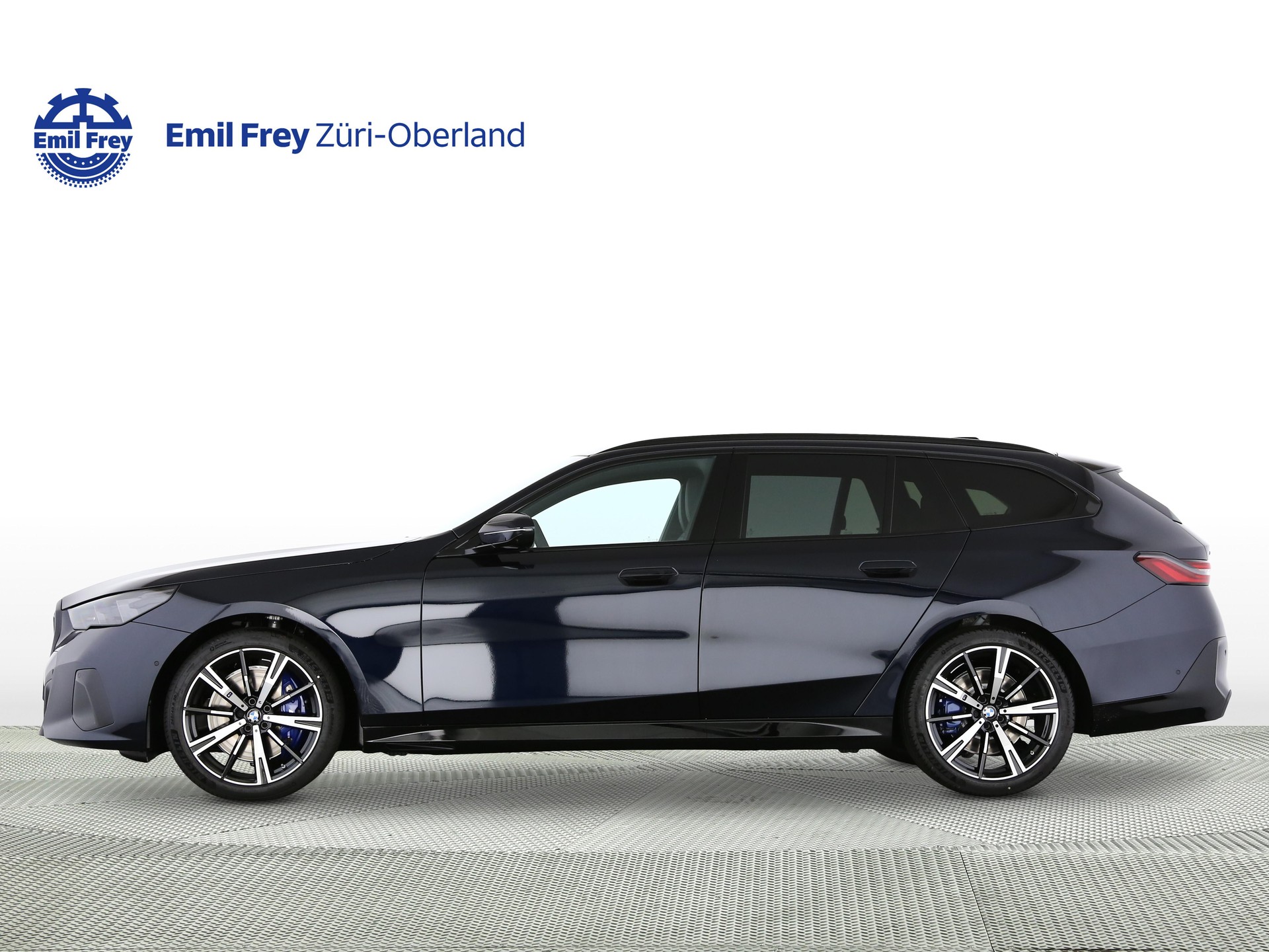 BMW 540d xDrive Touring-showroom-element-1