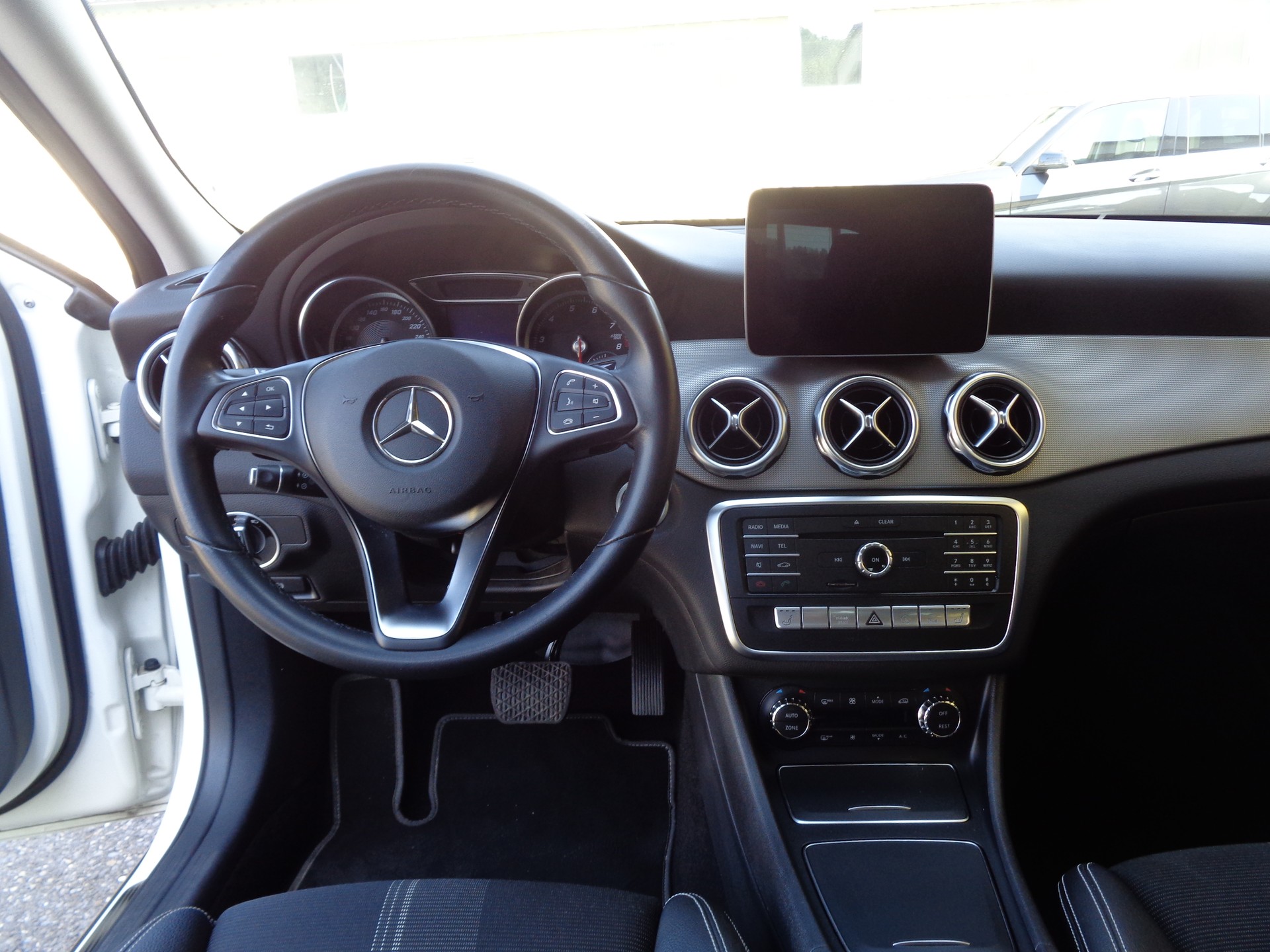 MERCEDES-BENZ GLA 200 Night Star 7G-DCT-image-11