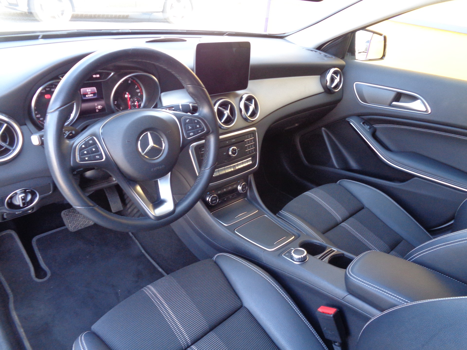 MERCEDES-BENZ GLA 200 Night Star 7G-DCT-image-10