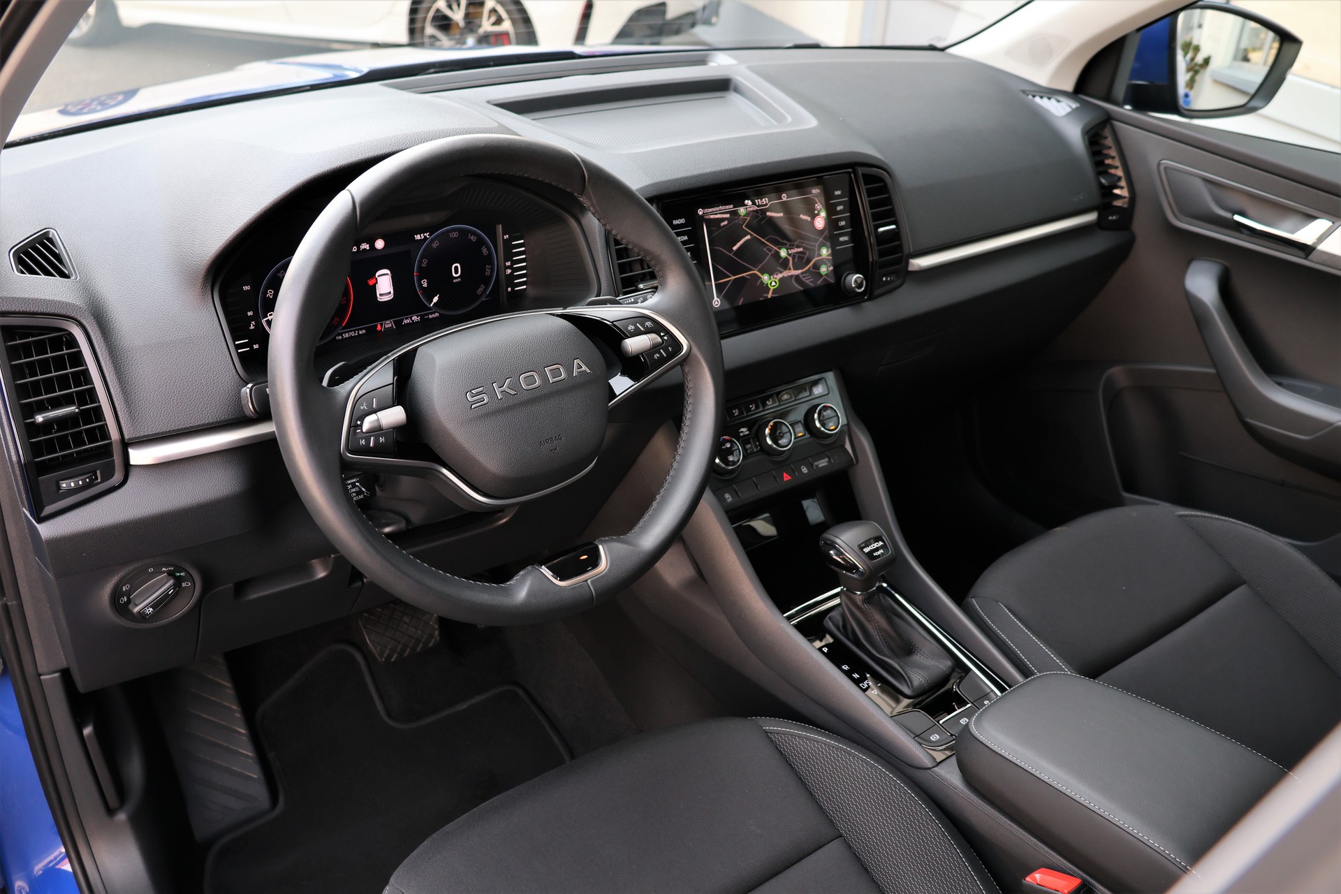SKODA Karoq 2.0 TDI CR Selection 4x4 DSG (CH)-image-9