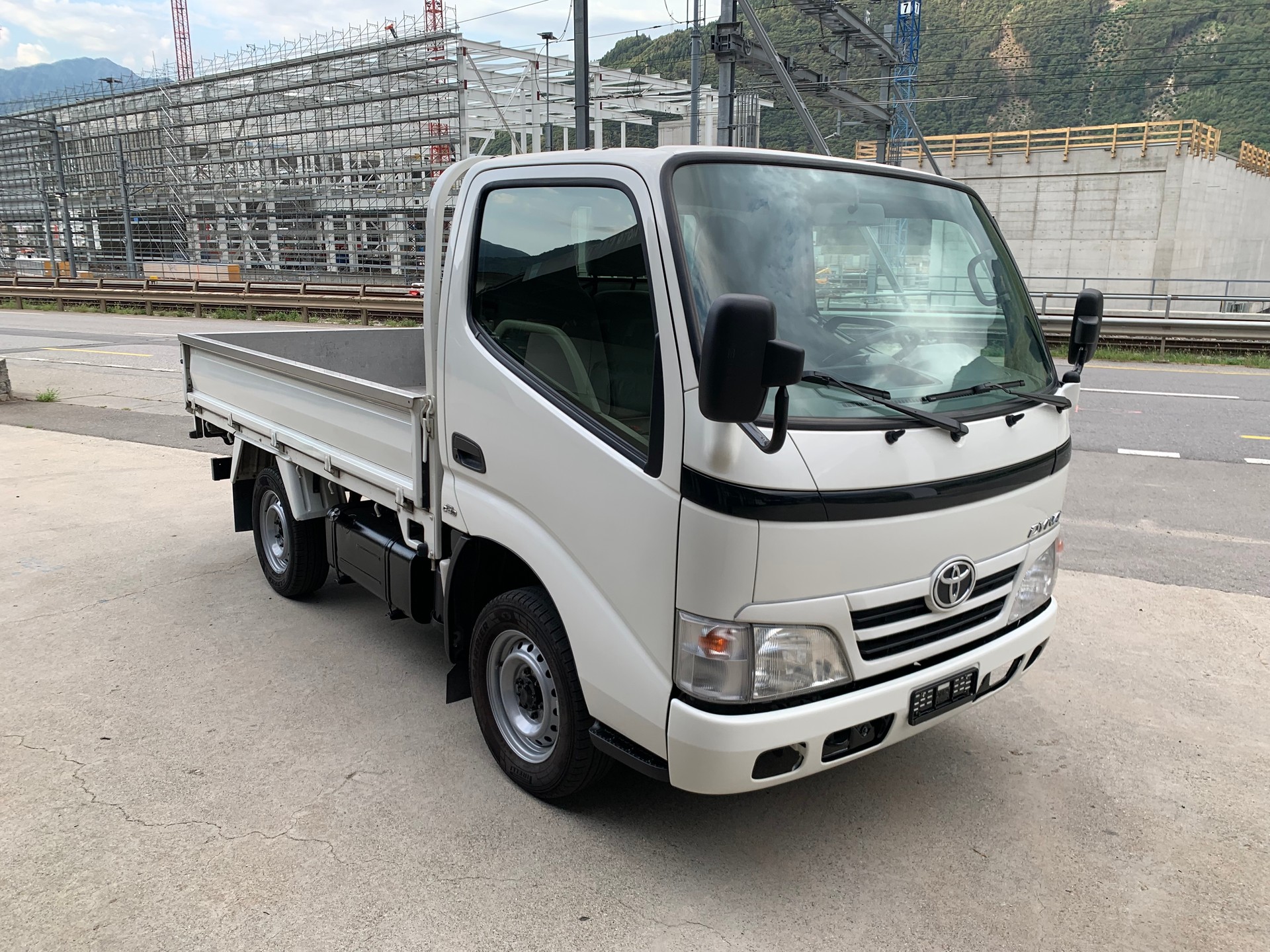 TOYOTA Dyna 100 SWB-image-0