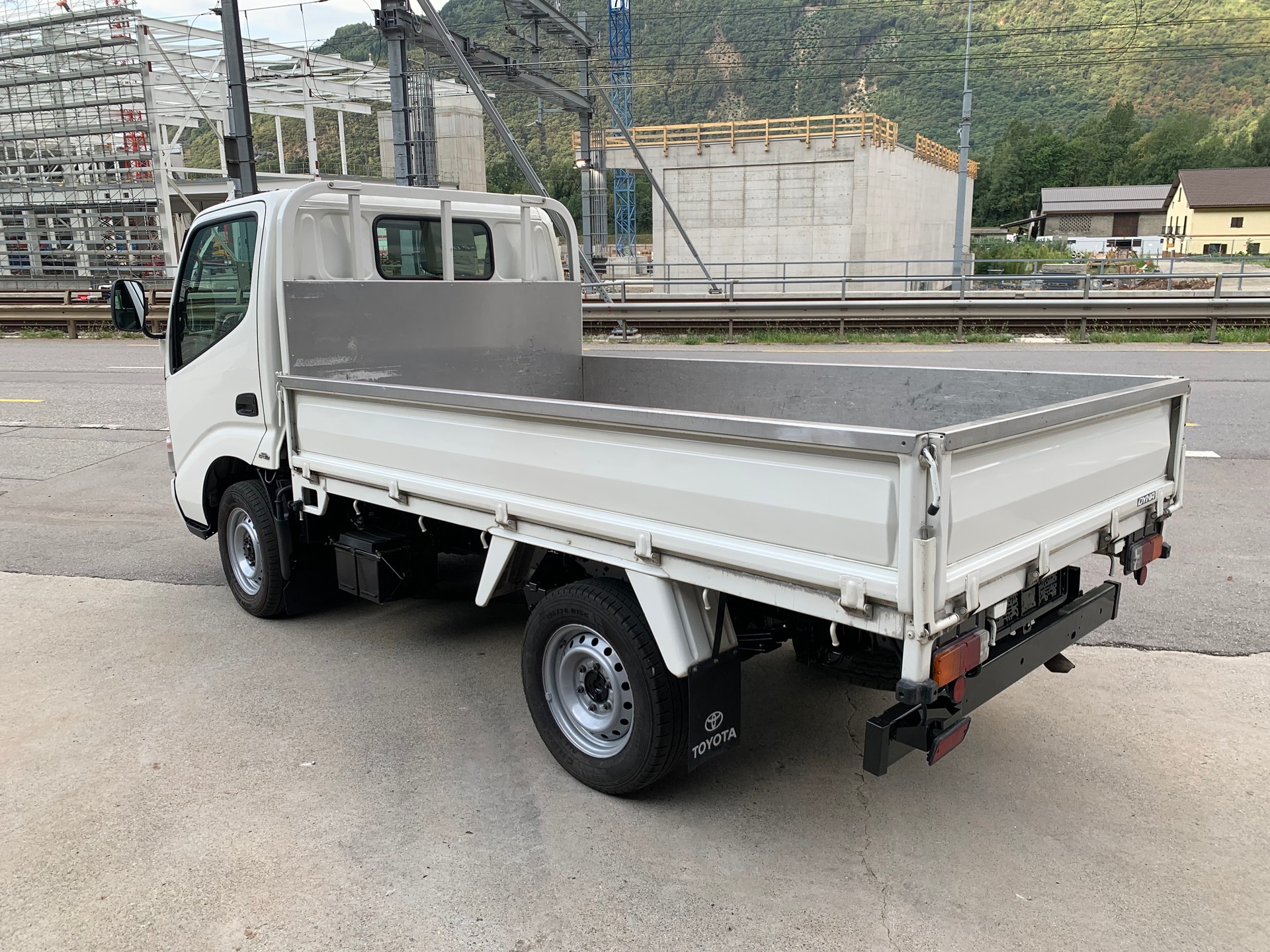 TOYOTA Dyna 100 SWB-image-1