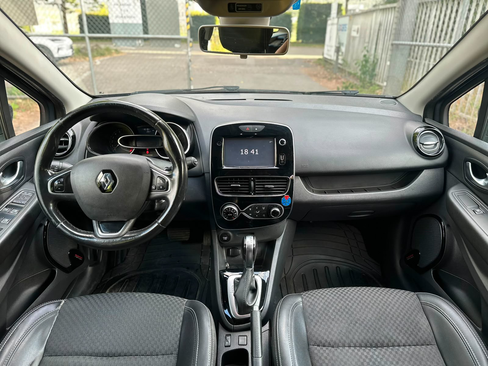 RENAULT Clio Grandtour 1.2 16V T 90th Anniversary EDC-image-9
