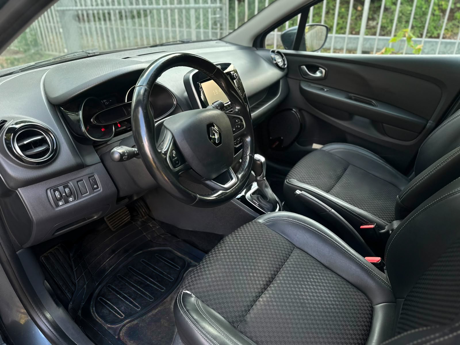 RENAULT Clio Grandtour 1.2 16V T 90th Anniversary EDC-image-11