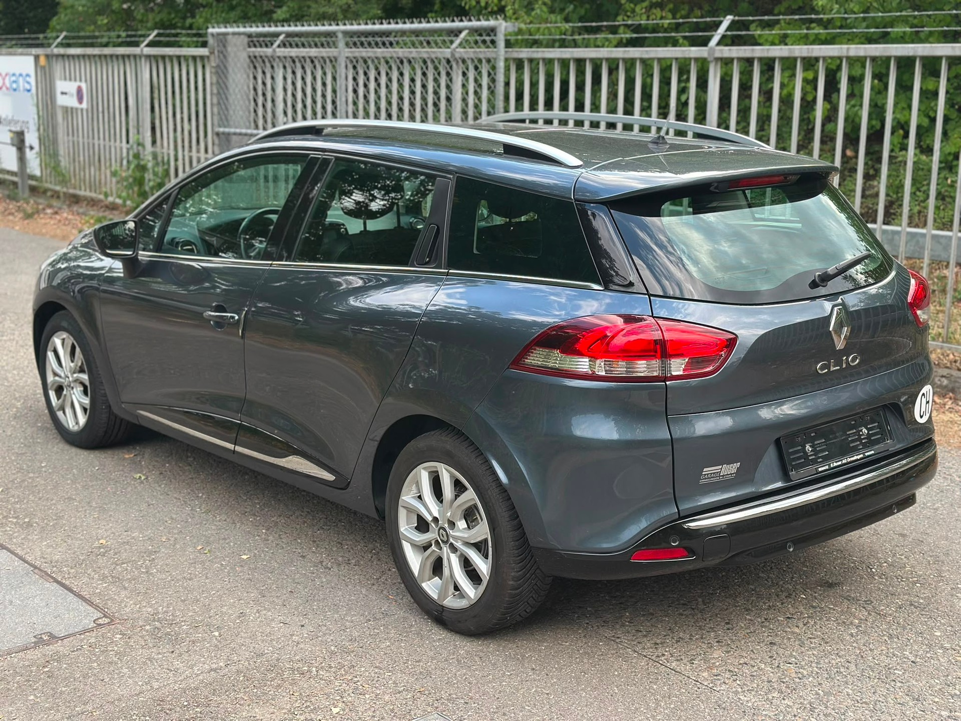 RENAULT Clio Grandtour 1.2 16V T 90th Anniversary EDC-image-4