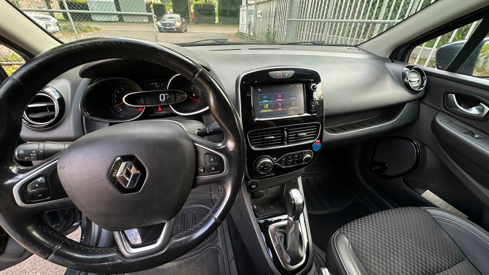RENAULT Clio Grandtour 1.2 16V T 90th Anniversary EDC-image-12
