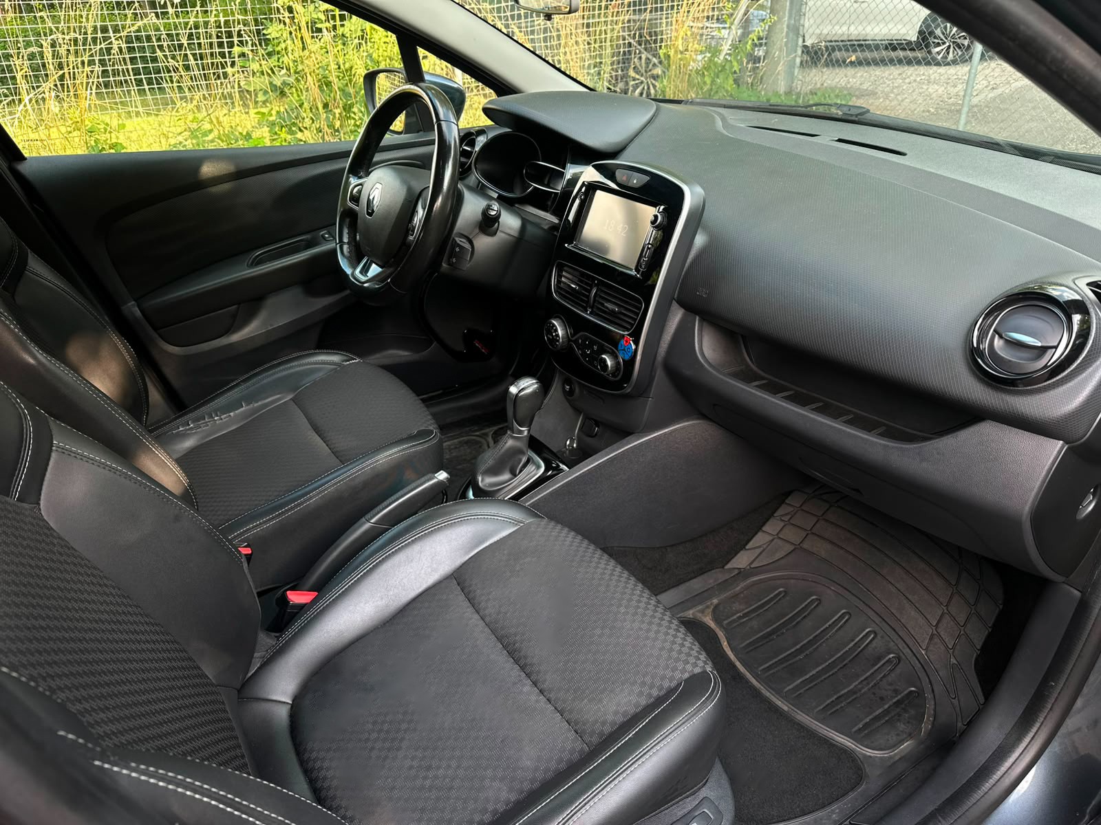 RENAULT Clio Grandtour 1.2 16V T 90th Anniversary EDC-image-10