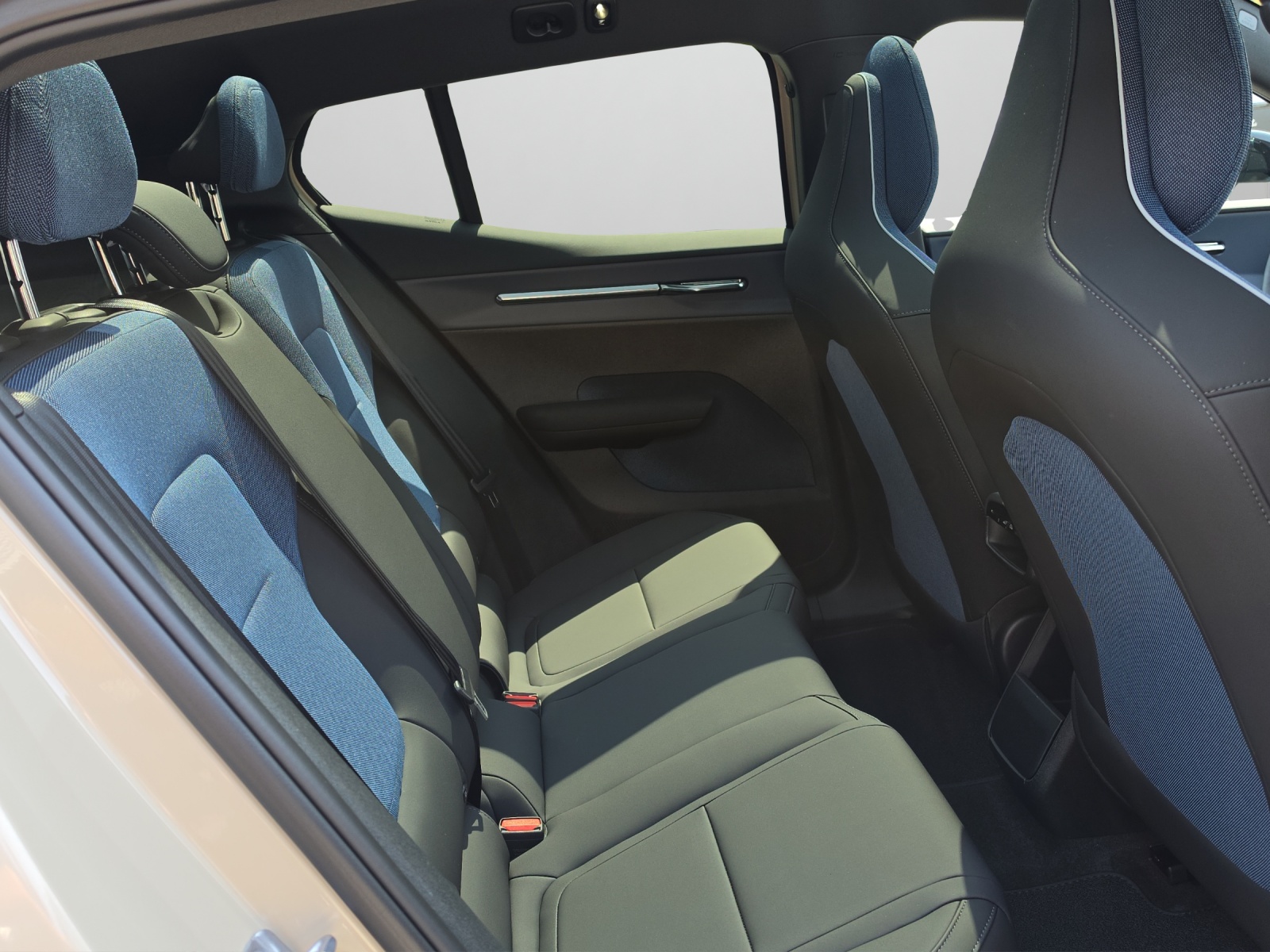 VOLVO EX30 P8 69 kWh AWD Ultra-image-15