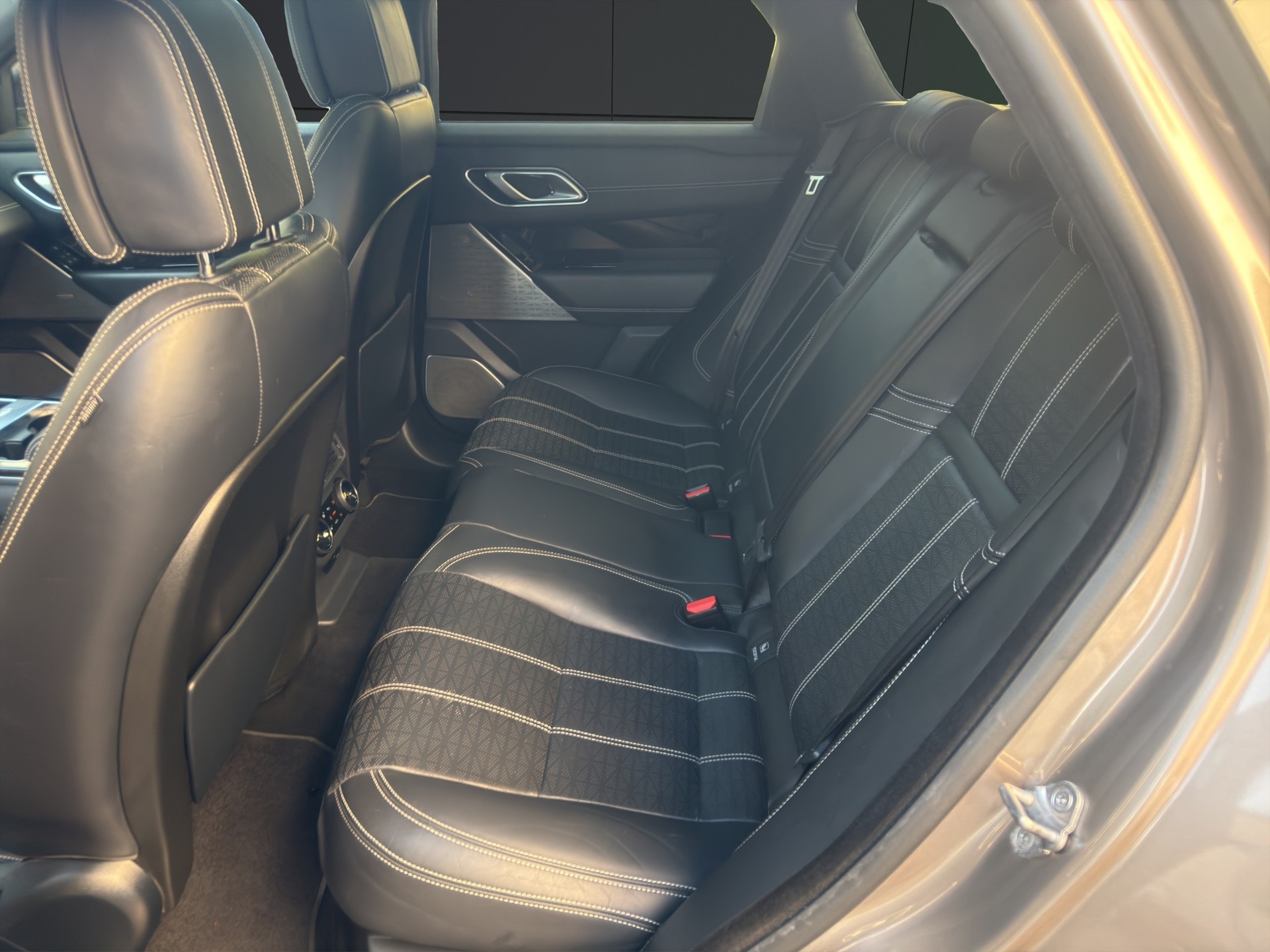 LAND ROVER Range Rover Velar R-Dynamic D 300 S Automatic-image-11