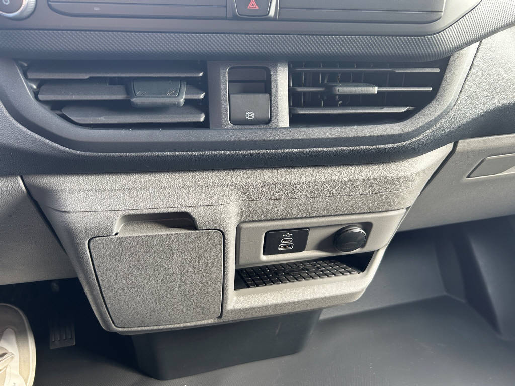 FORD Transit Custom Van 320 L1 2.5 Duratec 233 Trend PHEV-image-11
