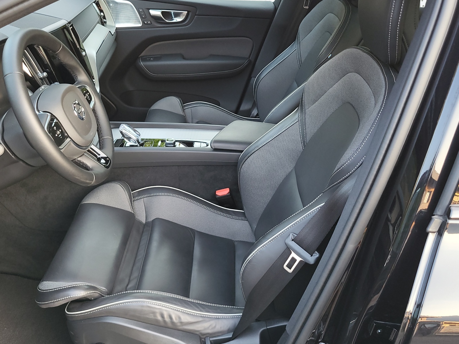 VOLVO XC60 2.0 T8 TE XCENTRIC Black Edition eAWD-image-12