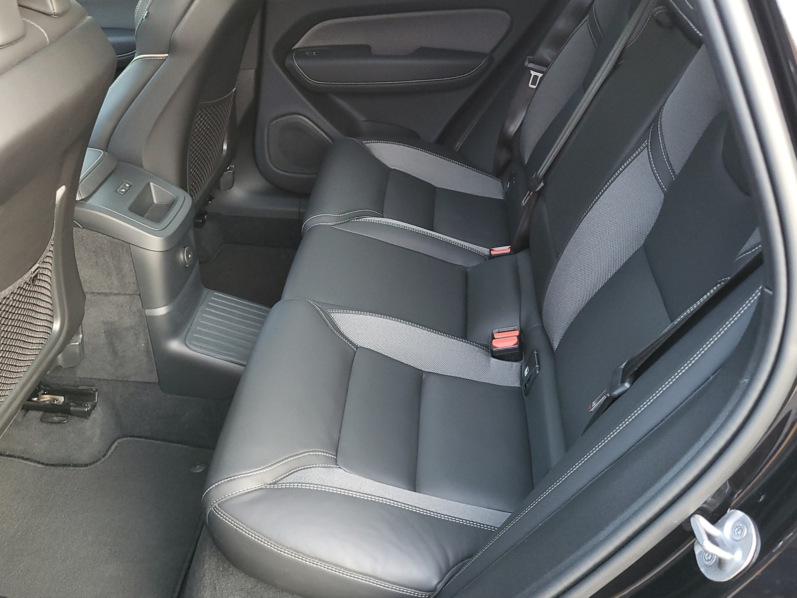 VOLVO XC60 2.0 T8 TE XCENTRIC Black Edition eAWD-image-14