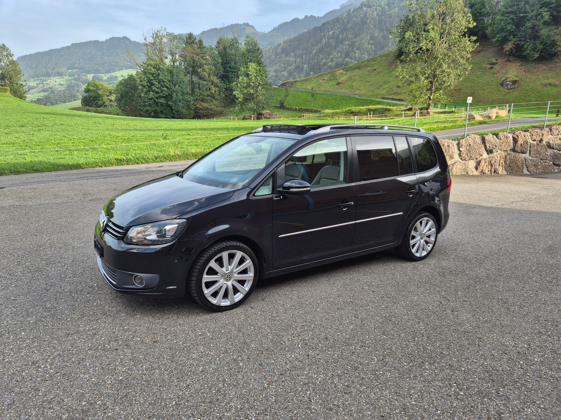 VW Touran 2.0 TDI Highline DSG-image-1