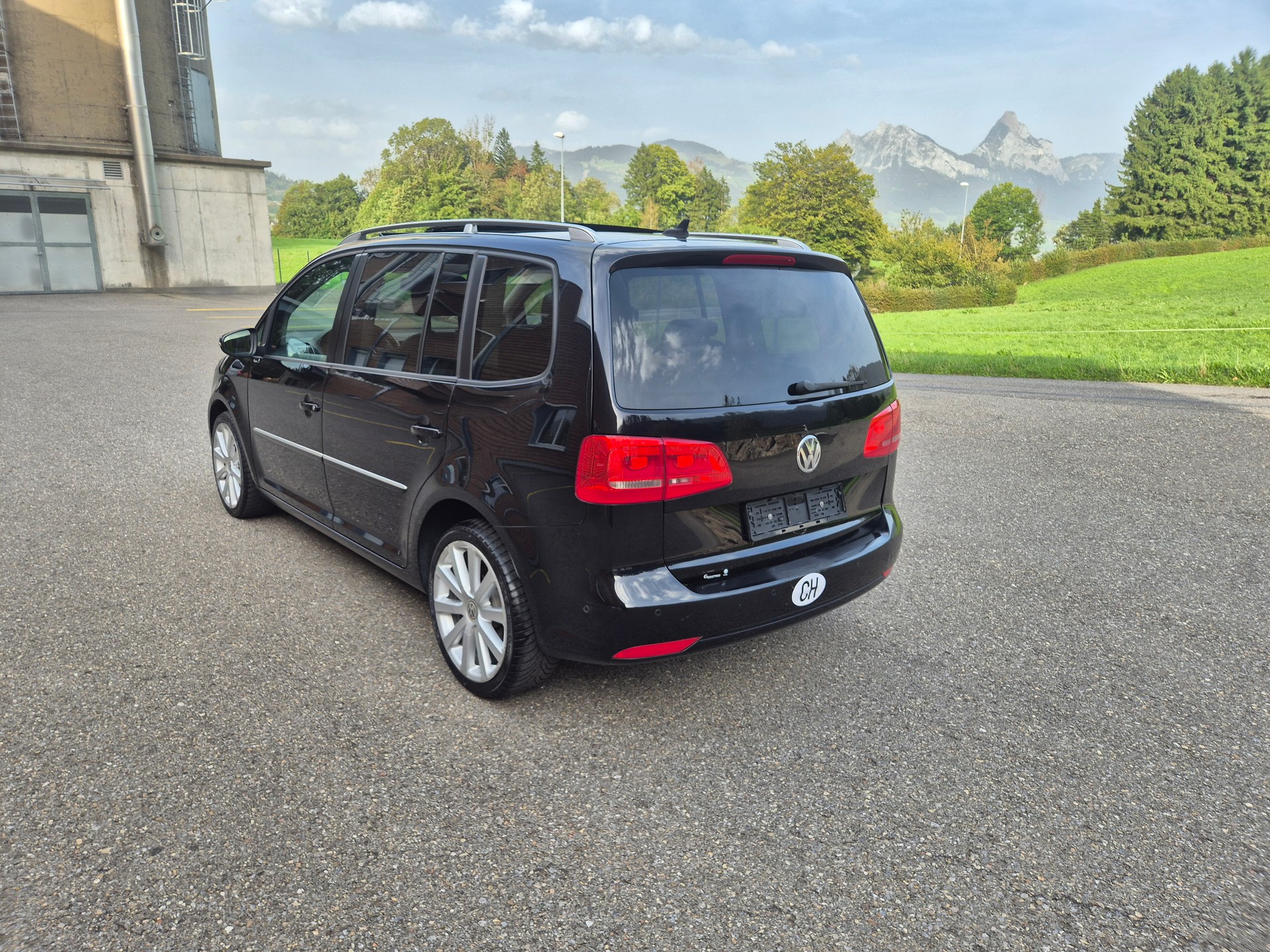 VW Touran 2.0 TDI Highline DSG-image-2