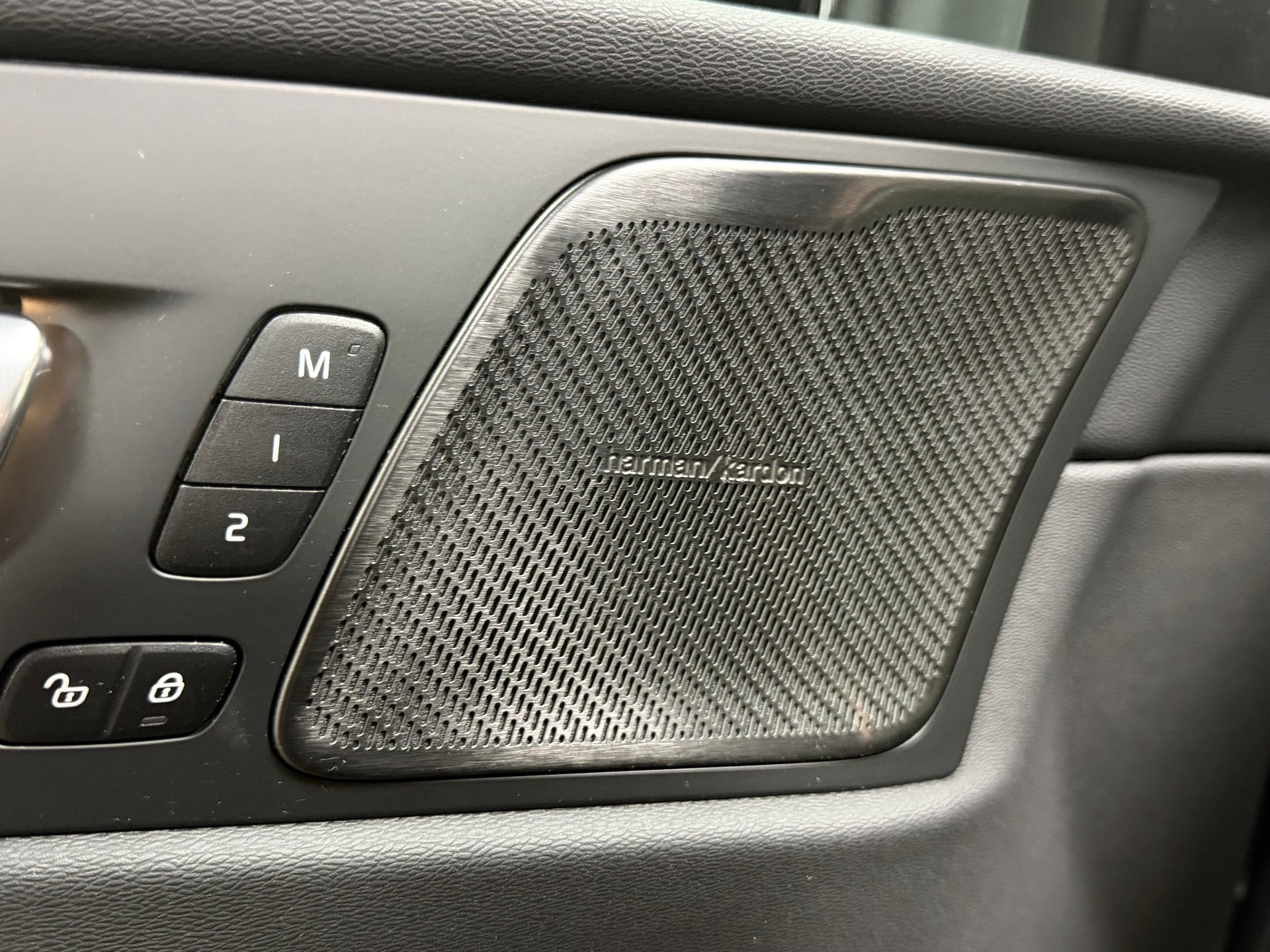VOLVO XC60 B5 Benzin Mild Hybrid AWD Ultra Dark Geartronic-image-14