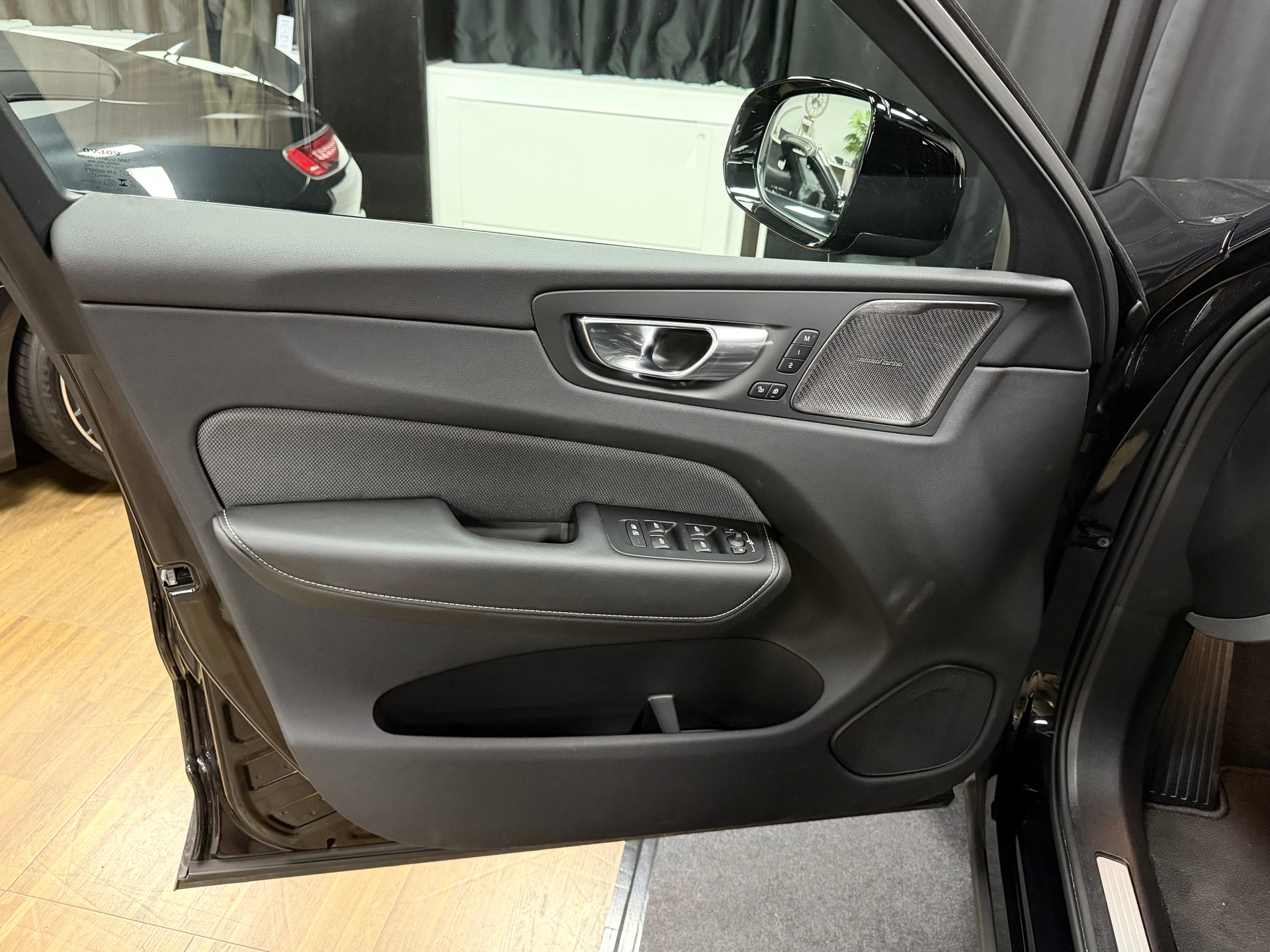 VOLVO XC60 B5 Benzin Mild Hybrid AWD Ultra Dark Geartronic-image-13