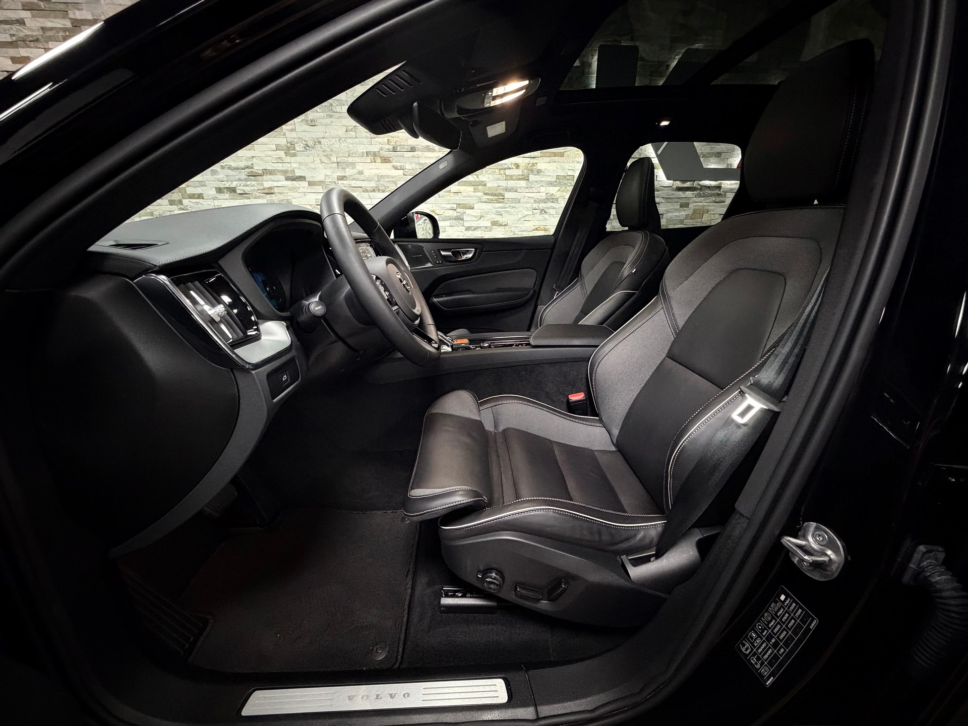 VOLVO XC60 B5 Benzin Mild Hybrid AWD Ultra Dark Geartronic-image-15