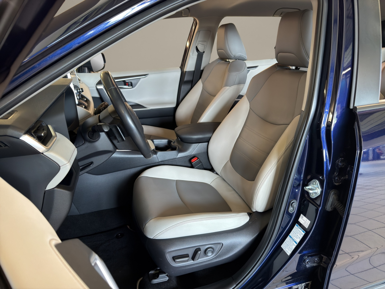 TOYOTA RAV4 2.5 HEV Premium-image-8