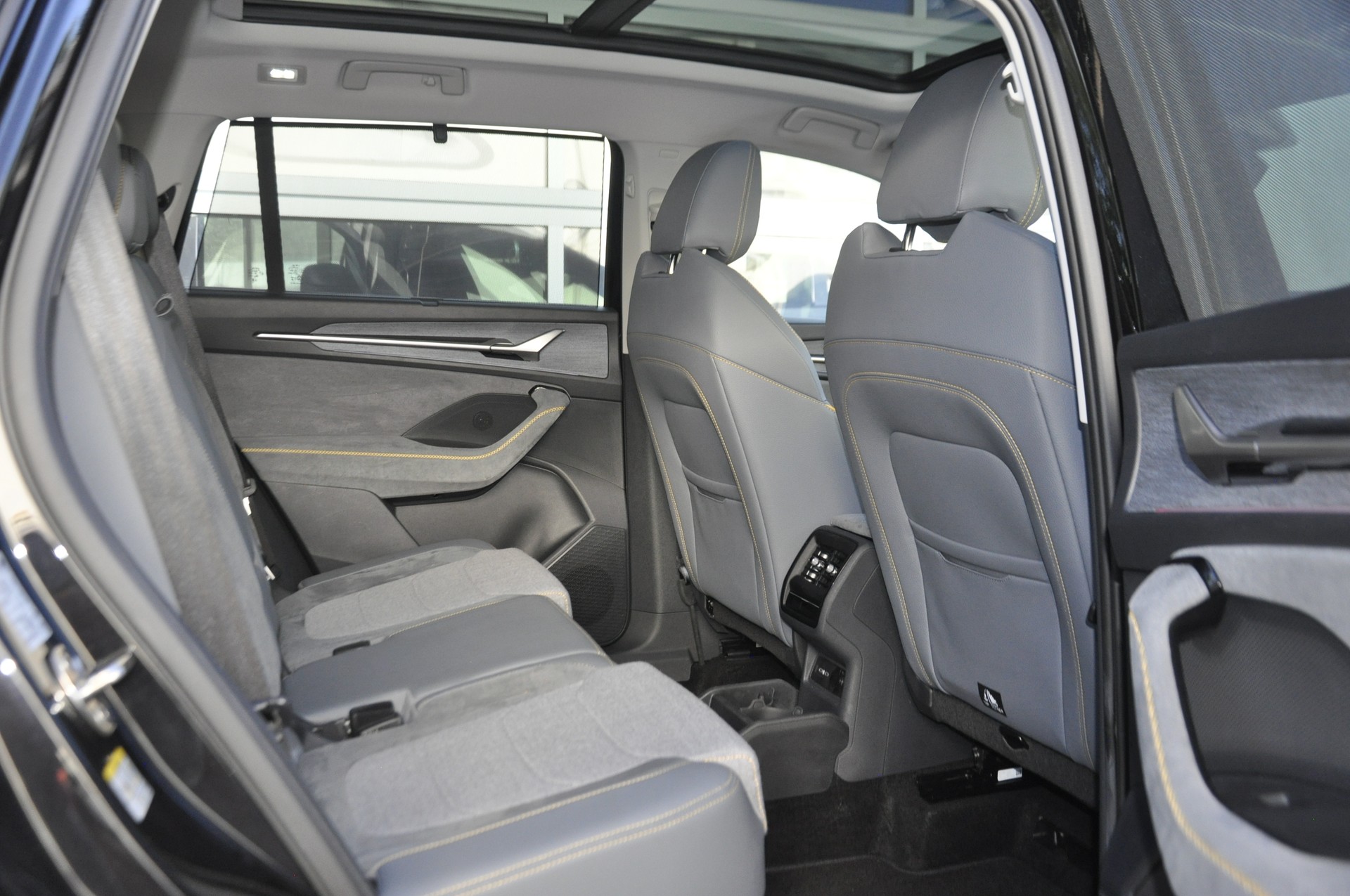 SKODA Kodiaq 2.0 TDI Selection 4x4 I Anhängerkupplung I Panorama-Glasdach I Standheizung-image-8