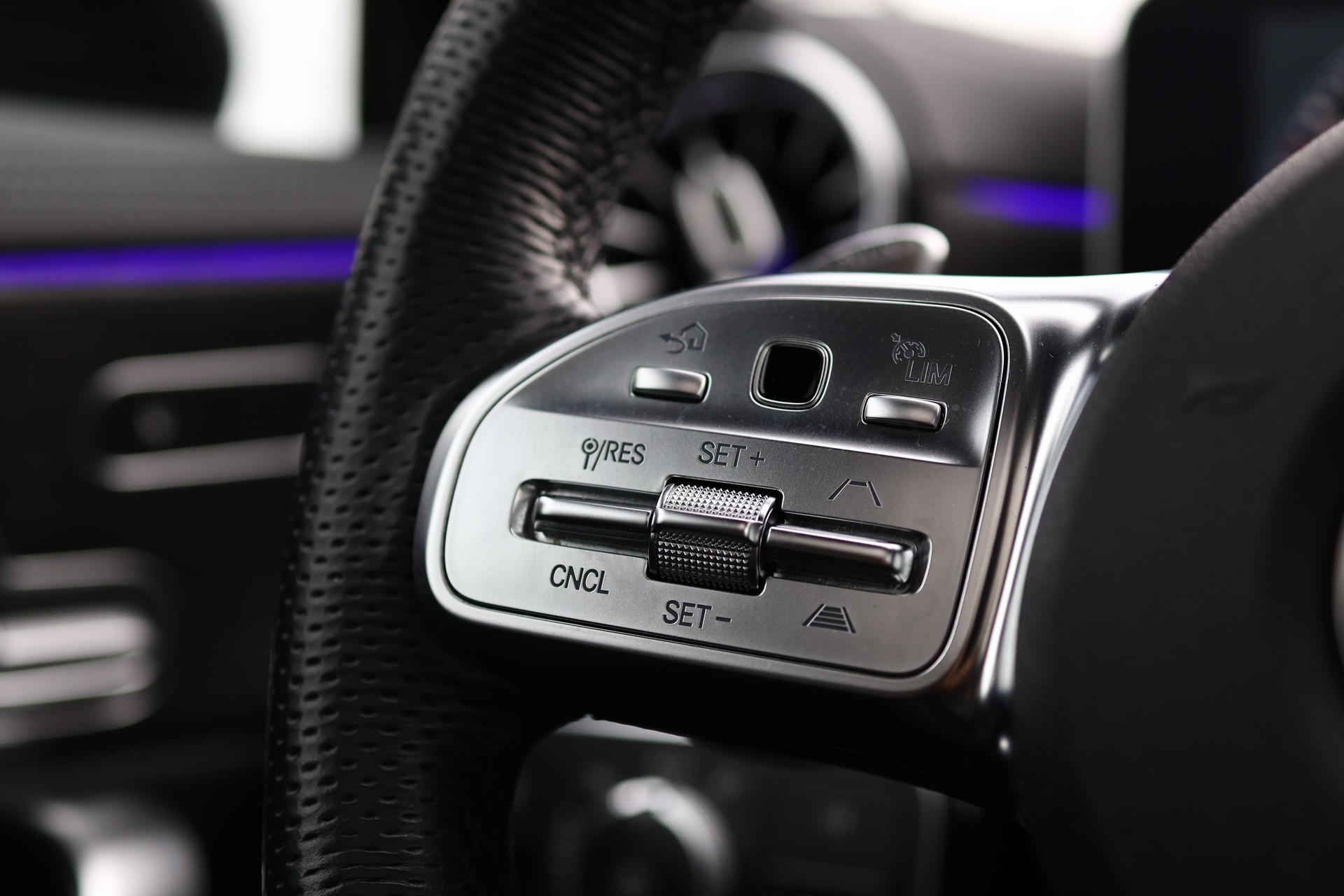MERCEDES-BENZ CLA 35 AMG 4matic Shooting Brake * PACK PREMIUM PLUS * PANORAMA * HEAD-UP DISPLAY *-image-22