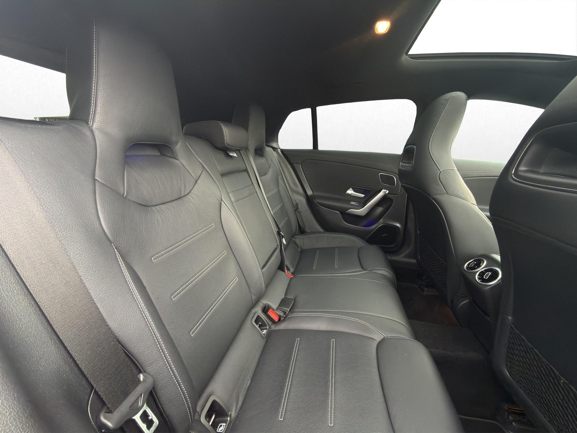 MERCEDES-BENZ CLA 35 AMG 4matic Shooting Brake * PACK PREMIUM PLUS * PANORAMA * HEAD-UP DISPLAY *-image-31