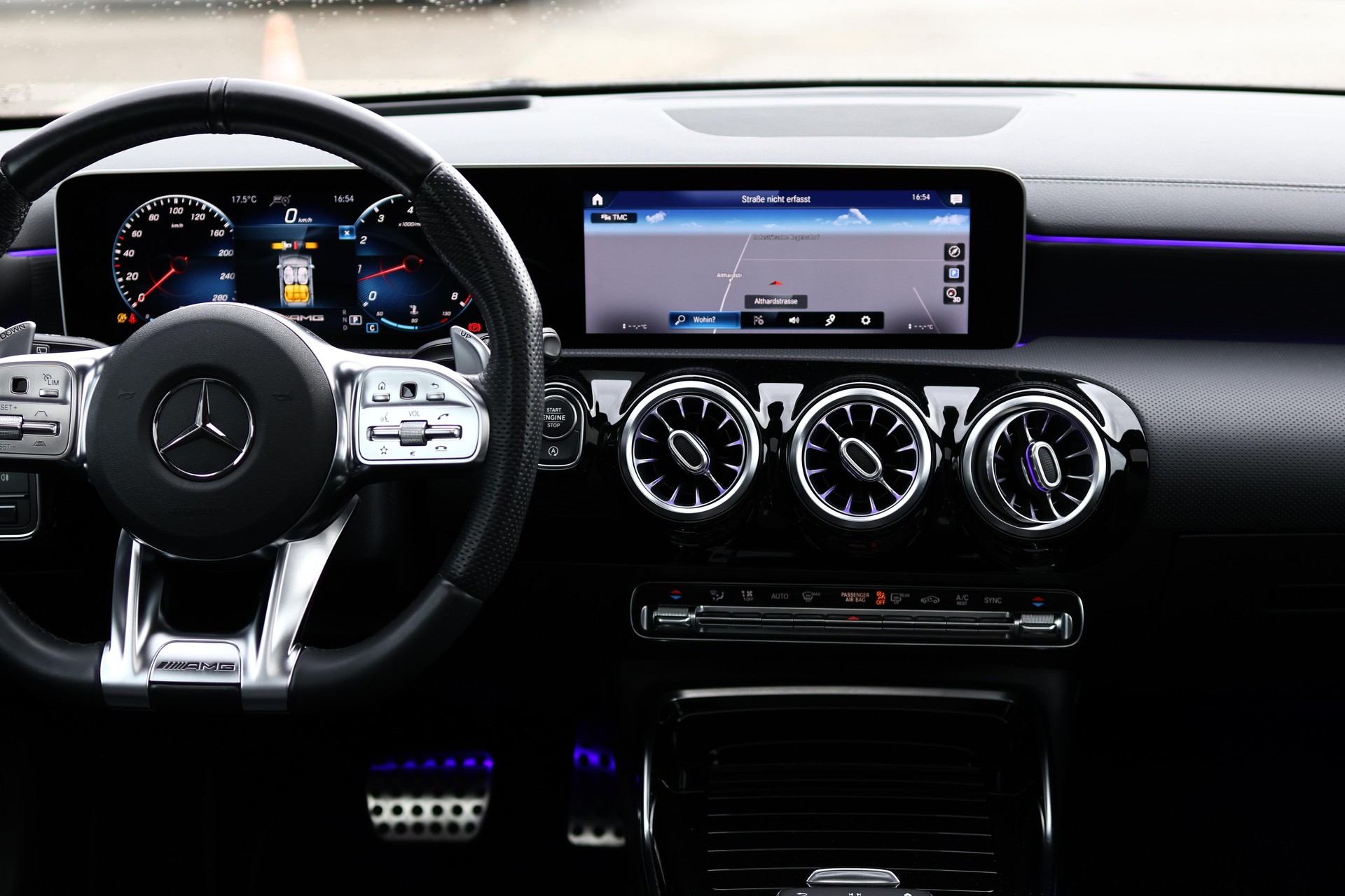 MERCEDES-BENZ CLA 35 AMG 4matic Shooting Brake * PACK PREMIUM PLUS * PANORAMA * HEAD-UP DISPLAY *-image-16