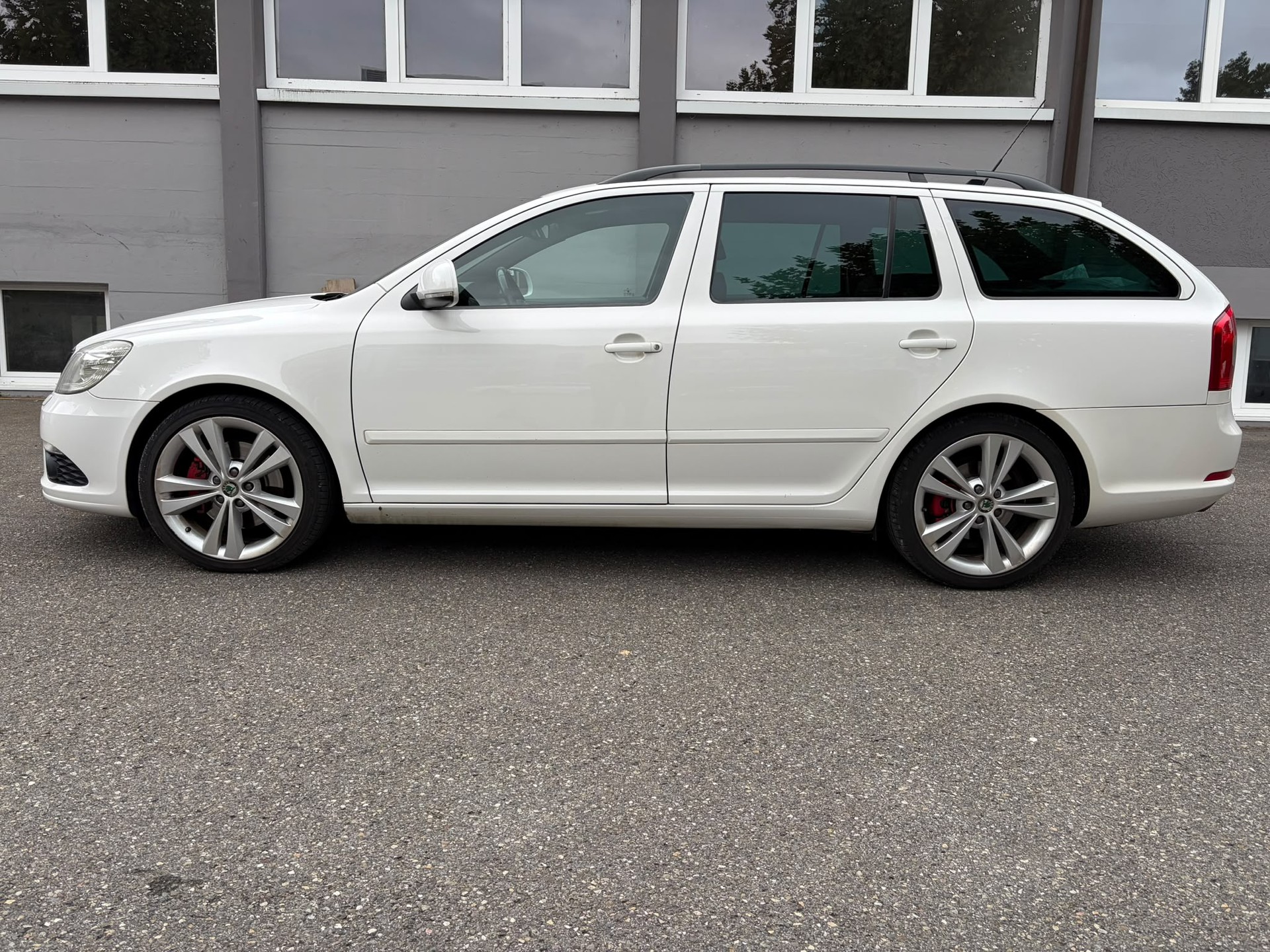 SKODA Octavia Combi 2.0 TSI RS-image-14