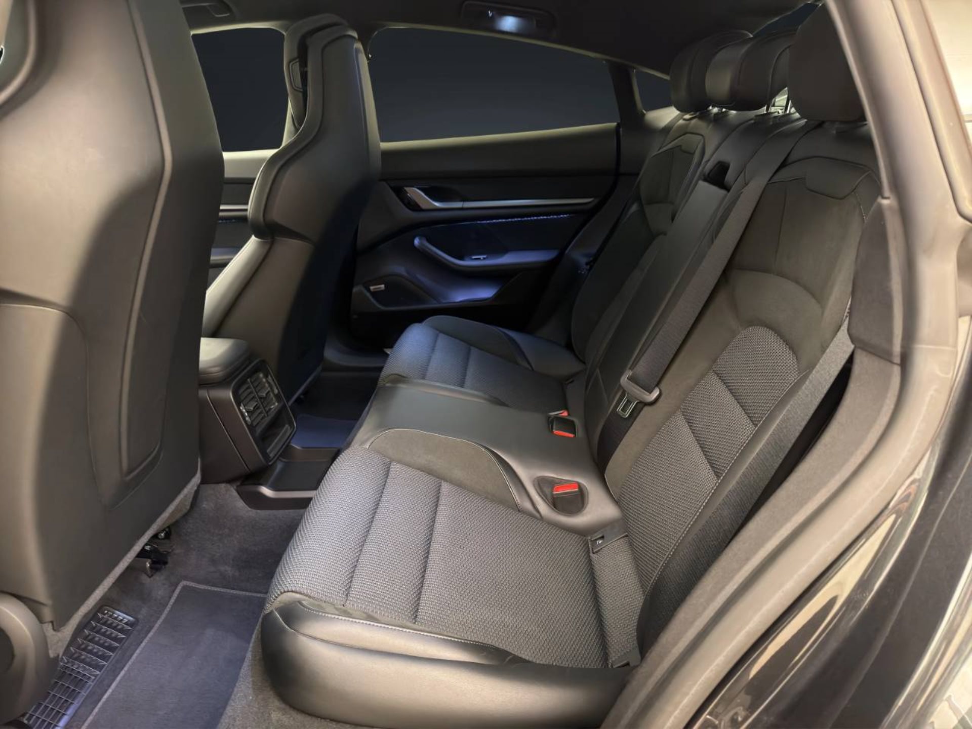 PORSCHE Taycan 4S-image-15
