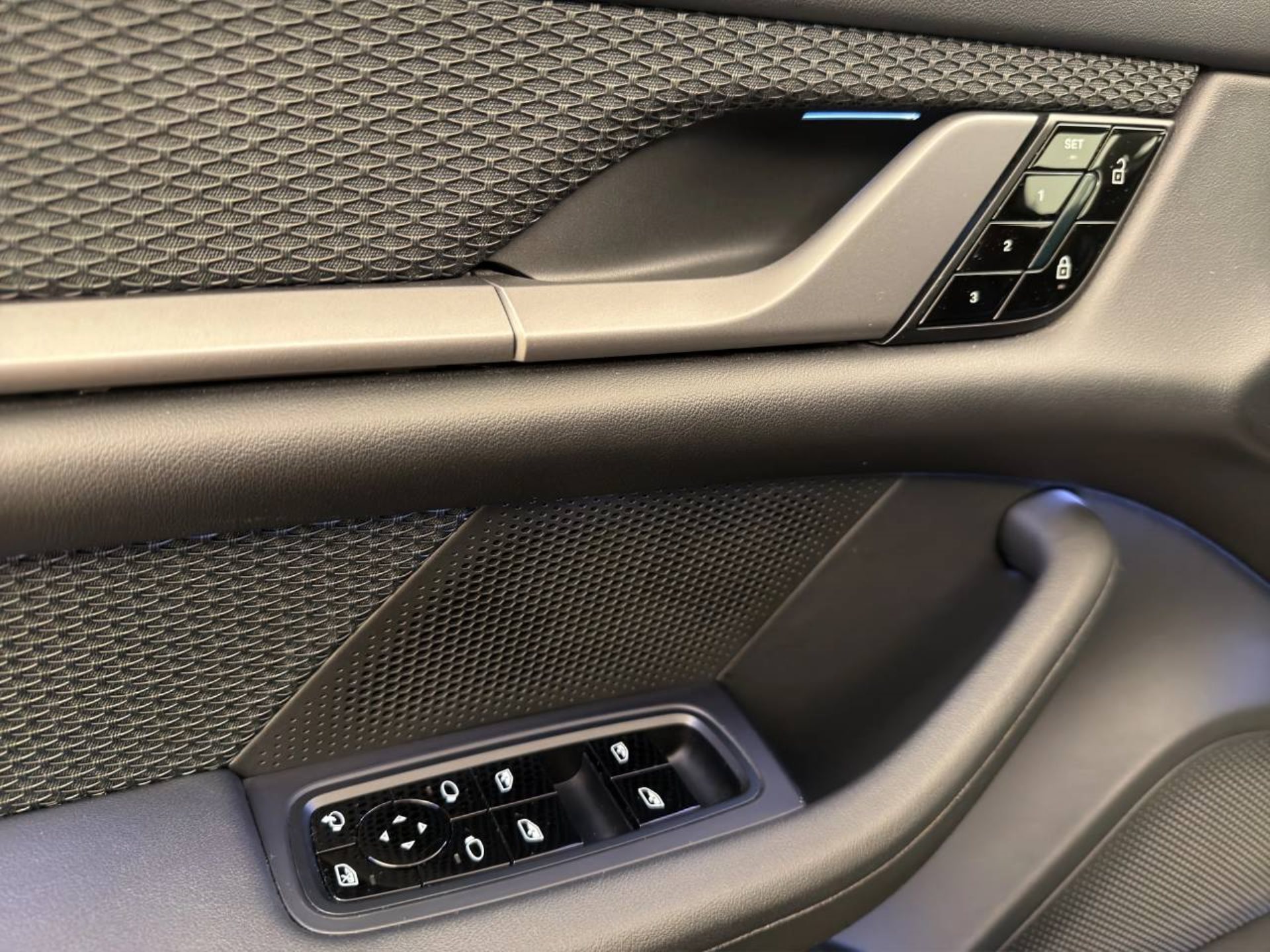 PORSCHE Taycan 4S-image-19