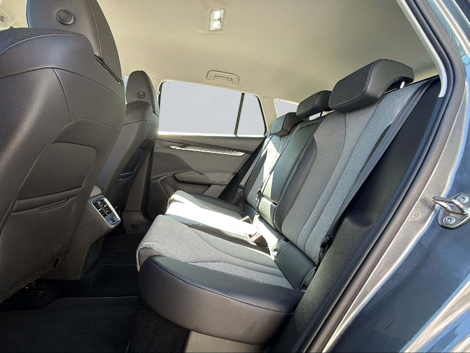 SKODA Enyaq iV 80-image-8