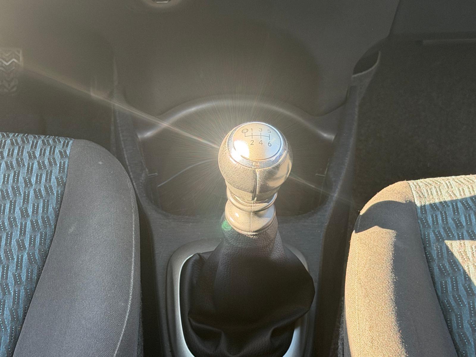 TOYOTA Yaris 1.33 Sol-image-19